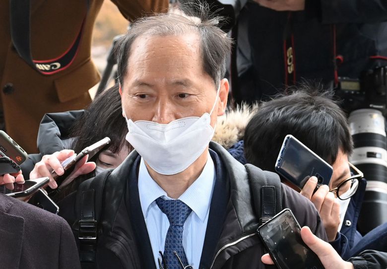 윤석열 검찰총장 측 특별변호인인 이완규 변호사가 10일 오전 윤 총장에 대한 검사징계위원회가 열린 정부과천청사 법무부에 도착해 취재진의 질문에 답변하고 있다. /연합뉴스