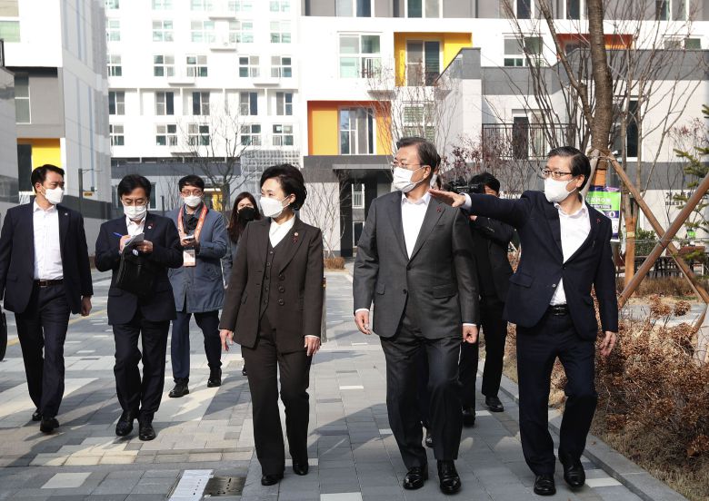 문재인 대통령이 11일 오전 경기 화성시 동탄 행복주택에서 김현미 국토교통부 장관, 변창흠 국토부 장관 후보자와 함께 단지내를 걷고 있다./연합뉴스