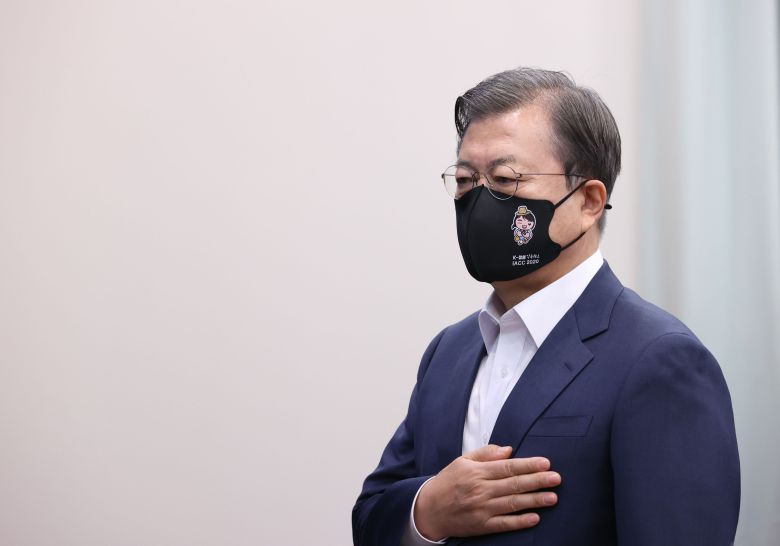 문재인 대통령이 지난달 17일 오전 청와대에서 열린 국무회의에서 국기에 경례하는 모습. /연합뉴스