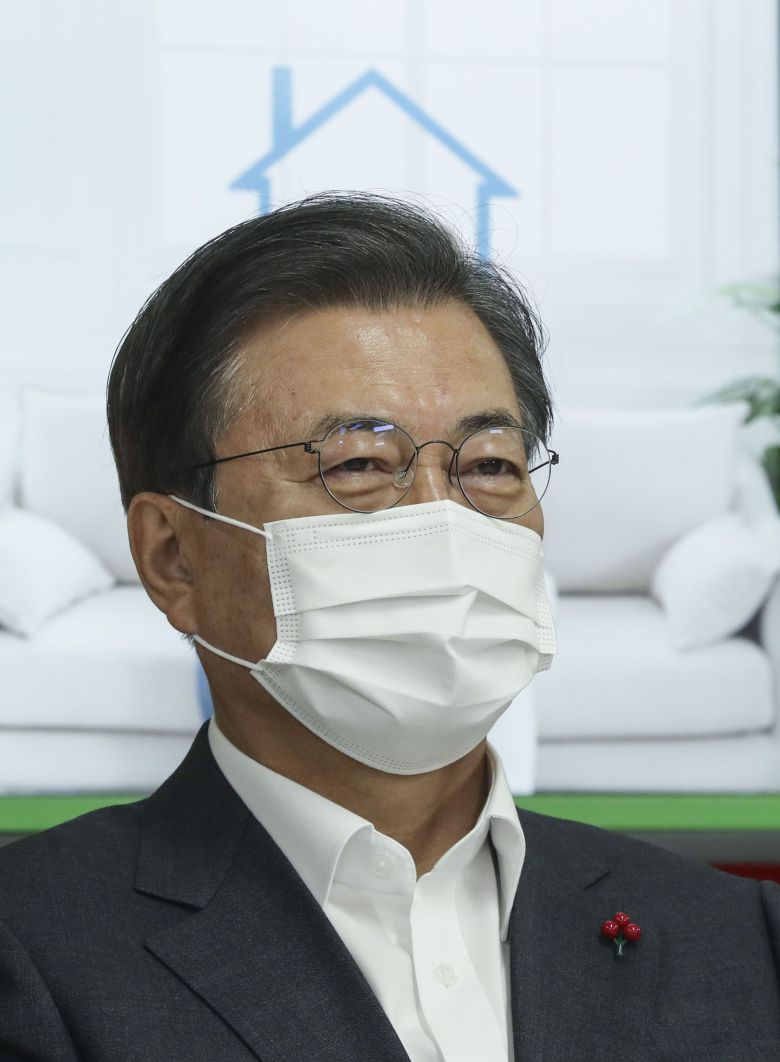 문재인 대통령이 11일 오전 경기 화성시 동탄 행복주택에서 열린 '살고 싶은 임대주택' 보고회에 참석해 영상을 시청하고 있다. /연합뉴스