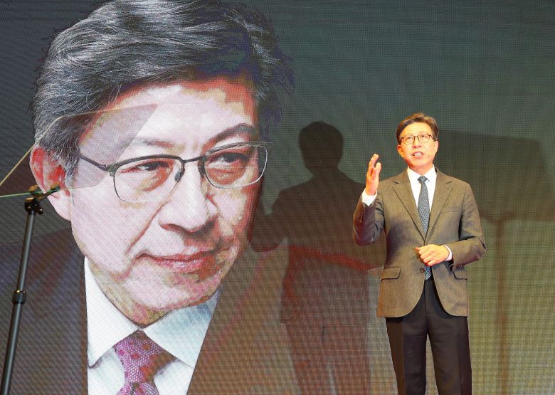 박형준 동아대 교수가 15일 오전 부산 동구 부산항국제여객터미널 국제전시컨벤션센터에서 부산시장 보궐선거 출마 선언을 하고 있다./김동환 기자