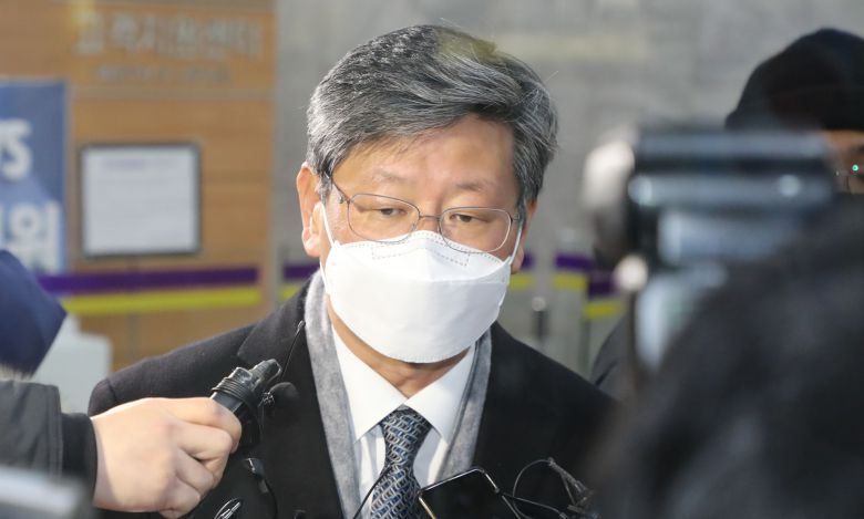 16일 새벽 윤석열 검찰총장 검사징계위원회 2차 심의를 마친 이용구 법무부 차관이 청사를 나서고 있다. /연합뉴스