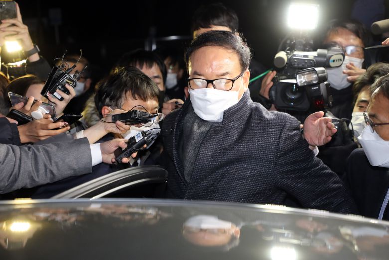 16일 새벽 윤석열 검찰총장 검사징계위원회 2차 심의를 마친 정한중 징계위원장 직무대리가 법무부 청사를 나서고 있다. 법무부 검사징계위원회는 윤석열 검찰총장의 징계 혐의를 인정하고 정직 2개월 처분을 내렸다./연합뉴스