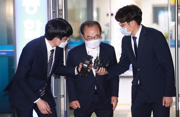 강제추행 혐의를 받는 오거돈 전 부산시장이 지난 6월 2일 오후 구속영장이 기각된 뒤 부산 동래경찰서 유치장을 나서고 있다.