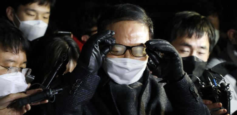 16일 새벽 윤석열 검찰총장 검사징계위원회 2차 심의를 마친 정한중 징계위원장 직무대리가 법무부 청사를 나서고 있다.      법무부 검사징계위원회는 윤석열 검찰총장의 징계 혐의를 인정하고 정직 2개월 처분을 내렸다. /연합뉴스