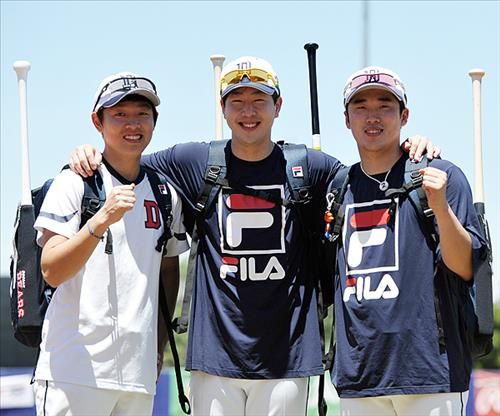 2016시즌을 앞두고 호주 시드니 스프링캠프에서 포즈를 취한 3총사. 이들은 2015시즌 두산의 우승을 합작했다. / 두산 베어스