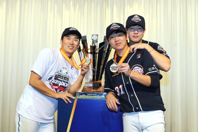 2019 한국시리즈 우승 후 90 트리오의 모습. / 두산 베어스