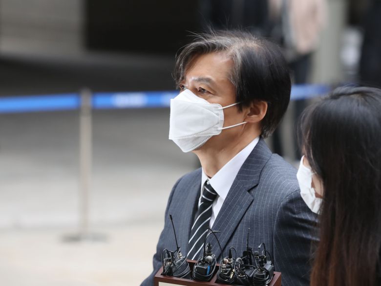 자녀 입시 및 사모펀드 비리와 유재수 전 부산시 경제부시장 감찰무마를 지시한 혐의로 기소된 조국 전 법무부장관이 지난달 20일 오후 공판에 출석하기 위해 서울 서초구 서울중앙지방법원으로 들어서는 모습./뉴시스