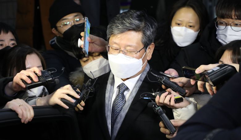 16일 새벽 윤석열 검찰총장 검사징계위원회 2차 심의를 마친 이용구 법무부 차관이 청사를 나서고 있다./연합뉴스