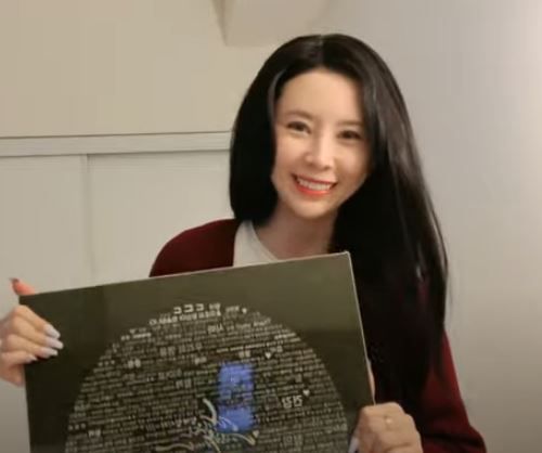 딴지일보로부터 받은 선물을 들고 감사를 표하는 윤지오. /유튜브 캡처