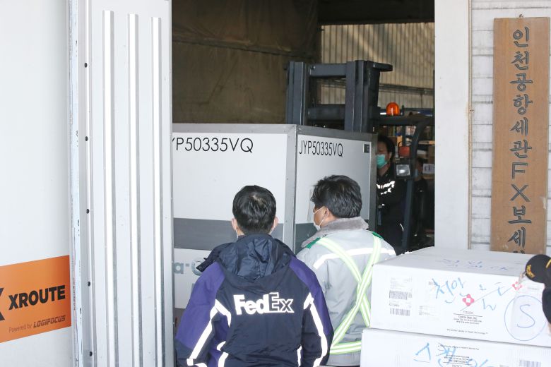 25일 오후 인천국제공항 페덱스 화물터미널에서 관계자들이 주한미군을 위한 미 국방부의 코로나19 백신을 차량으로 옮기고 있다./연합뉴스
