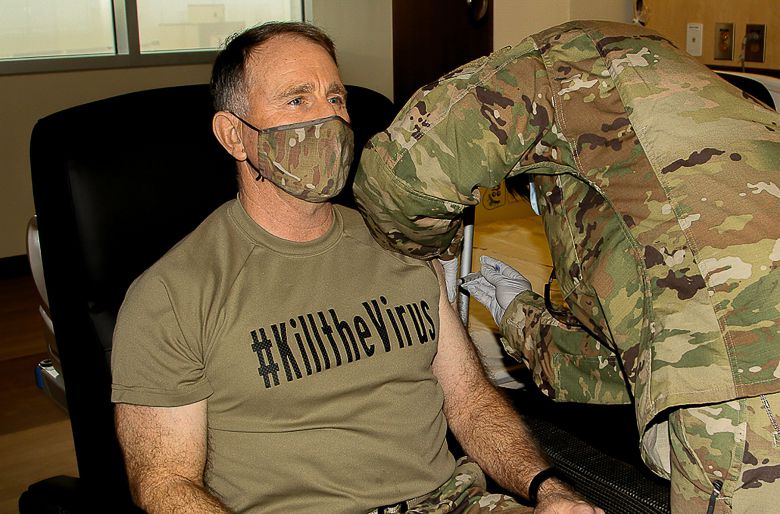 29일 로버트 에이브럼스 주한미군사령관이 'KilltheVirus'라고 쓴 티셔츠를 입고 평택미군기지에서 코로나 백신접종을 받고있다./주한미군=AFP 연합뉴스