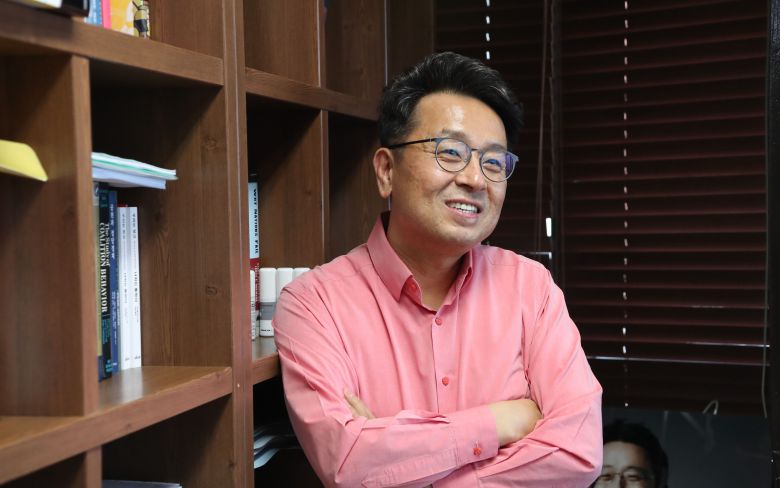 이철희 전 의원이 29일 서울 여의도 사무실에서 본지와 인터뷰하고 있다./이덕훈 기자