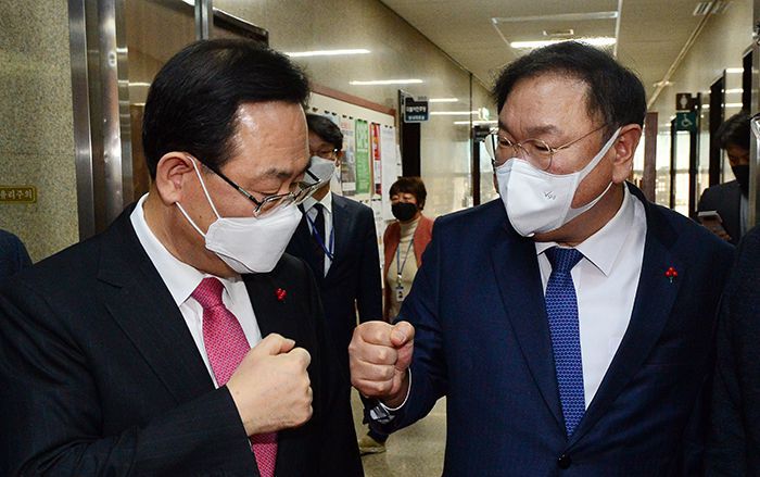 여야 원내대표 주먹인사 - 더불어민주당 김태년(오른쪽) 원내대표와 국민의힘 주호영 원내대표가 5일 국회에서 민생·방역 관련 현안질의와 중대재해기업처벌법 처리 등을 위한 본회의 개최를 합의한 뒤 주먹을 맞부딪히는 인사를 하고 있다. /국회사진기자단