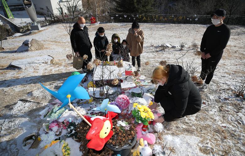 5일 경기 양평군 서종면 하이패밀리 안데르센 공원묘원에 안치된 故 정인 양의 묘지에서 추모객들이 고인을 추모하고 있다./뉴시스