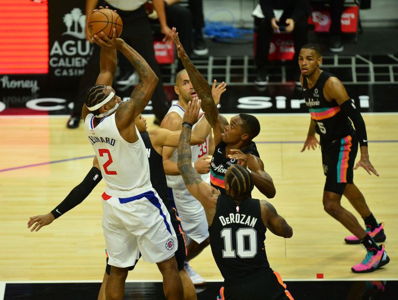 LA클리퍼스의 카와이 레너드(맨 왼쪽)가 샌안토니오 스퍼스 수비수들을 따돌리며 점프슛을 시도하고 있다. /USA투데이스포츠 연합뉴스