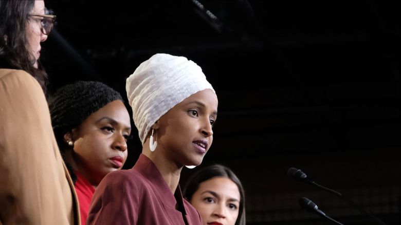 도널드 트럼프 미국 대통령의 인종차별 공격 대상이 된, 민주당 여성 하원의원 4인방이 15일(현지시간) 의회의사당에서 기자회견하고 있다. 4인방 중 소말리아계인 일한 오마르 하원의원은 지난 2월 대표적 유대인 단체를 공개 비난했다가 반유대주의 논란이 일자 하루 만에 사과했다. 4인방 중 또 다른 한명인 라시다 틀라입 하원의원은 이스라  엘과 갈등을 이어오고 있는 팔레스타인 난민 2세다.