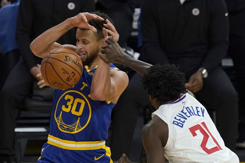 골든스테이트 워리어스의 스테픈 커리가 7일 LA 클리퍼스의 패트릭 베벌리의 스틸 시도에 표정을 찡그리고 있다. /AP 연합뉴스