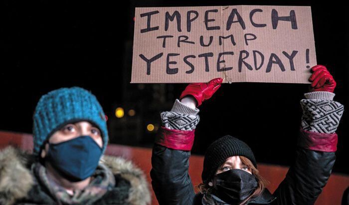 “트럼프를 탄핵하라” - 7일 오후(현지 시각) 미국 뉴욕주 브루클린에서 열린 반(反)트럼프 집회에 참석한 한 여성이‘트럼프를 탄핵하라’는 내용의 피켓을 들어 보이고 있다. 극렬 트럼프 지지자들의 의사당 난입·점거 시위에 충격을 받은 시민들은 이날 수천 명이 모여 행진을 벌였다. /로이터 연합뉴스