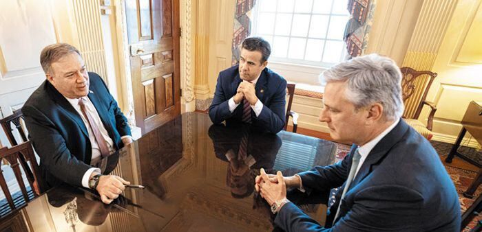 정권 인수인계 논의하는 폼페이오 - 마이크 폼페이오(왼쪽) 미 국무장관이 8일(현지 시각) 트위터에 로버트 오브라이언(오른쪽) 백악관 국가안보보좌관, 존 랫클리프 국가정보국장과 대화하는 사진을 올리며 “함께 일해 영광”이라고 했다. 폼페이오 장관은 이날 조 바이든 차기 행정부 초대 국무부 장관으로 지명된 토니 블링컨을 만나 정권 인수인계 등에 대해 논의했다. /폼페이오 트위터