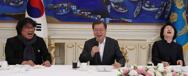 문재인 대통령이 2020년 2월 20일 청와대에서 영화 '기생충' 제작진, 배우 초청 오찬사를 하고 있다. 문 대통령이 메뉴에 대해 말하자 참석자들이 웃음을 보이고 있다. 왼쪽부터 봉준호 감독, 문 대통령, 김정숙 여사.