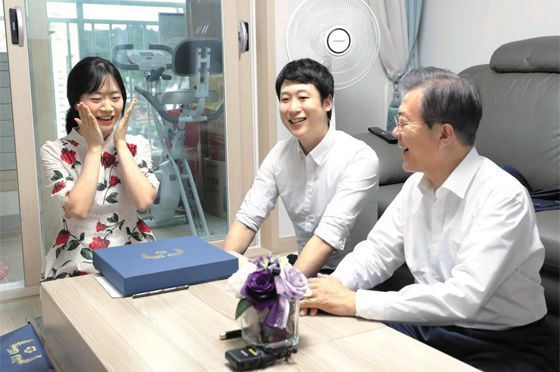신혼부부 주택 방문한 文대통령 - 문재인 대통령이 2018년 7월 5일 오후 서울 구로구 오류동 행복주택단지에서 최근 입주한 맞벌이 신혼부부 이진경(여·30), 우재완(32)씨와 이야기를 나누고 있다. /연합뉴스