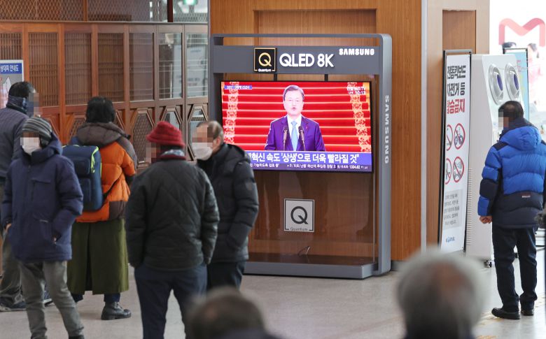 11일 오전 서울역 대합실에서 시민들이 문재인 대통령 신년사 중계방송을 시청하고 있다. /연합뉴스