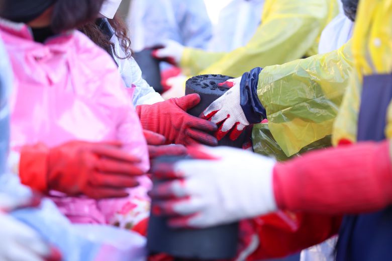 9일 대구 동구 도학동에서 동화사 동화복지재단 관계자들이 지역 내 저소득층 8가구에 연탄 3200장을 전달하고 있다. 2020.12.9/ 연합뉴스