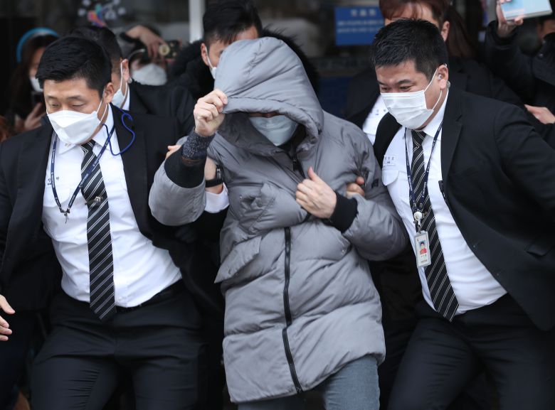 정인이 양모 장모씨가 생후 16개월된 정인이에게 장기간 학대를 가해 사망에 이르게 한 것을 방조한 혐의를 받고 있는 양부 안모씨가 13일 오전 서울 양천구 서울남부지방법원에서 첫 공판을 마친 뒤 나오고 있다. 2021.01.13 /박상훈 기자