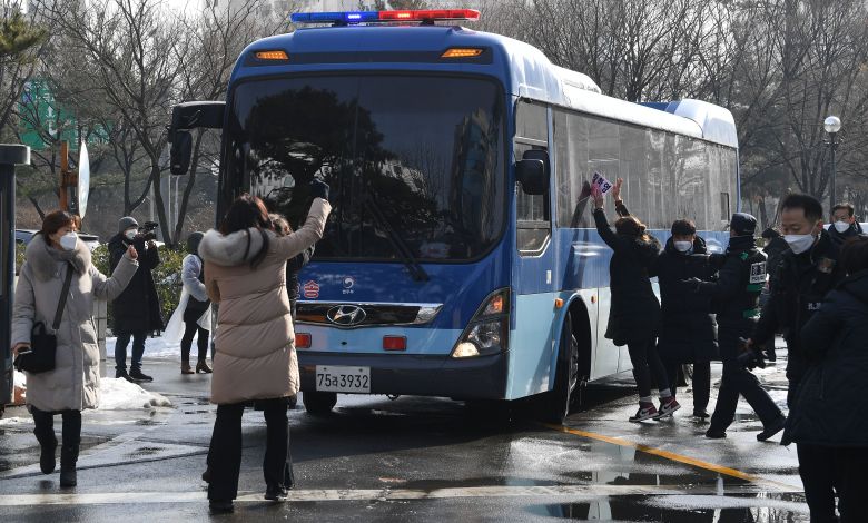 16개월 된 정인이를 지속적으로 학대해 사망에 이르게 한 혐의를 받는 양부모의 첫 재판이 종료된 13일 서울 양천구 남부지방법원에서 시민들이 정인이의 양모 장모씨가 탄 것으로 추정되는 호소 차량이 나오자 가로막고 있다. 이날 재판에서 검찰은 입양모에게 살인 혐의를 추가 적용하겠다며 공소장 변경을 신청했다. 재판부는 이를 허가했다. / 박상훈 기자
