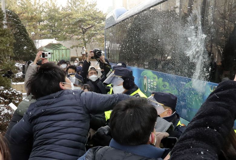 입양 뒤 양모의 학대로 숨진 '정인이 사건' 첫 공판이 13일 서울 양천구 남부지법에서 열렸다. 이날 분노한 시민들이 정인이 양모를 태운 호송버스에 눈덩이를 던지고, 차량을 손으로 치고 있다.  2021.01.13 박상훈 기자