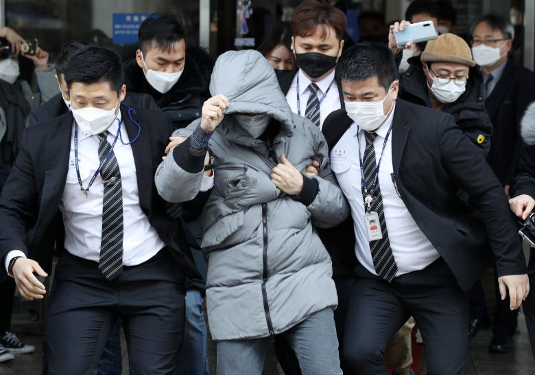 정인양을 입양한 후 수개월간 학대해 사망에 이르게 한 혐의를 받는 양부 안모씨가 13일 서울 양천구 서울남부지방법원에서 열린 아동복지법위반(아동유기‧방임) 등 첫 공판을 마치고 법원 청사를 빠져나가고 있다. 2021.01.13 박상훈 기자