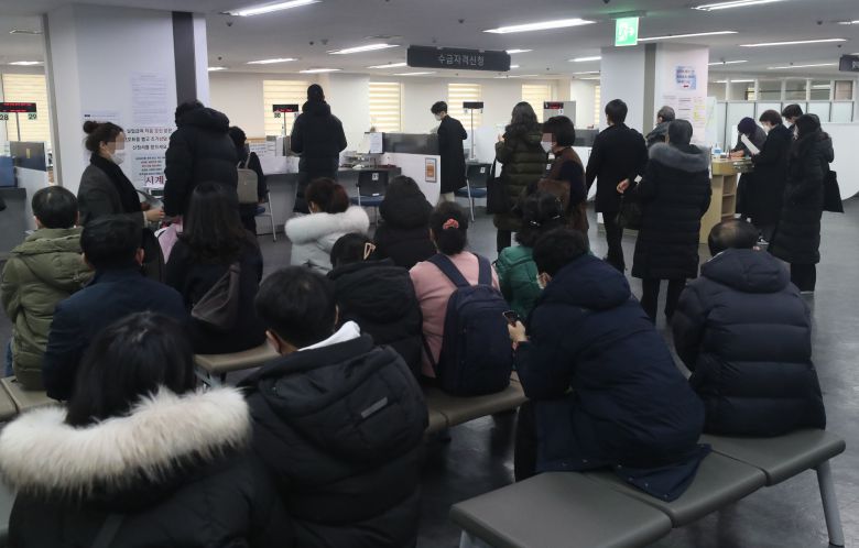 사진/ 13일 오후 서울 마포구 서울서부고용복지플러스센터가 실업급여 신청을 위해 찾은 시민들로 북적이는 모습이다. 통계청이 이날 발표한 '2020년 12월 및 연간 고용동향'에 따르면 지난해 취업자 수는 2690만 4000명으로 2019년보다 21만 8000명 줄었다. 이는 지난 1998년 국제통화기금(IMF) 외환위기 이후 최대 감소폭이다. 2021. 1. 13 / 장련성 기자
