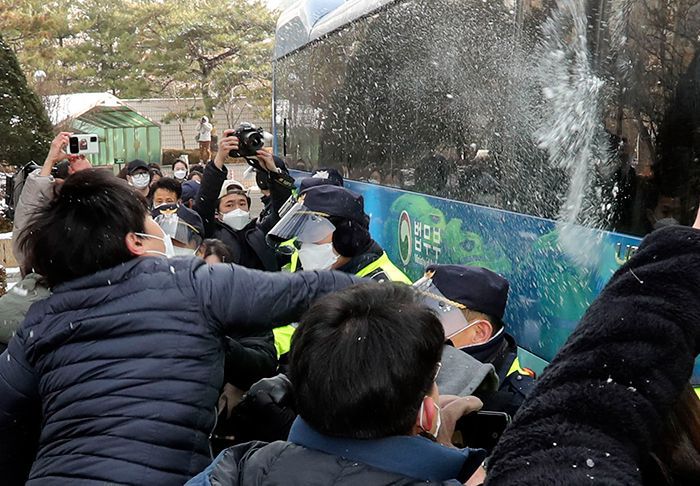 정인이 양모 호송버스에 눈덩이 던지는 시민들 - 13일 오전 서울남부지법에서 생후 16개월 된 정인양을 학대해 숨지게 한 혐의를 받는 양부모의 첫 재판이 열린 가운데, 분노한 시민들이 양모를 태운 호송버스에 눈덩이를 던지고 있다. 이날 재판에서 검찰은 양모에 대해 살인죄를 적용해 공소장 변경을 신청했다. 양모는 “화가 나 때렸지만, 고의로 죽게 한 건 아니다”라고 주장했다. /박상훈 기자