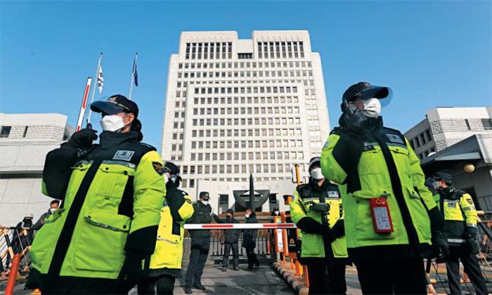 대법 정문 삼엄한 경비 - 경찰이 14일 박근혜 전 대통령 선고 공판이 열린 대법원 정문 앞을 통제하고 있다. 경찰은 코로나 확산과 혼란 방지 등을 위해 대법원 앞 집회와 기자회견 인원을 제한했다. 박 전 대통령 지지자들은 선고 전부터 대법원 인근 서초대로에서 ‘박근혜 대통령 무죄’ 현수막을 들고 1인 시위를 했다. /장련성 기자