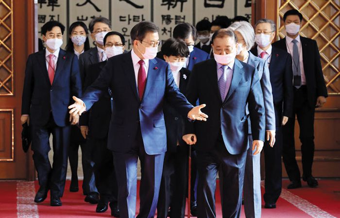 강창일 주일대사에 신임장 수여 - 문재인 대통령이 14일 청와대 본관에서 강창일(앞줄 오른쪽) 주일본 대사에게 신임장을 수여한 뒤 환담장으로 걸어가고 있다. 문 대통령은 이날 강 대사에게 한·일 관계 정상화를 위한 노력을 당부한 것으로 전해졌다. /뉴시스