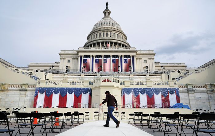 취임식 D-2, 분주한 의사당 - 조 바이든 미국 대통령 당선인 취임식(20일)을 나흘 앞둔 16일(현지 시각) 취임식장인 워싱턴 DC 의사당에 대형 성조기가 걸려있고, 한 관계자가 취임식 준비 작업을 하고 있다. /AP 연합뉴스