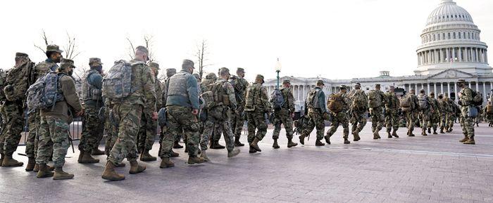 테러 등 소요 사태를 대비해 미 국방부가 워싱턴 DC에 파견한 주 방위군 일부가 16일 의사당 앞에 집결해 있는 모습. /AFP연합뉴스
