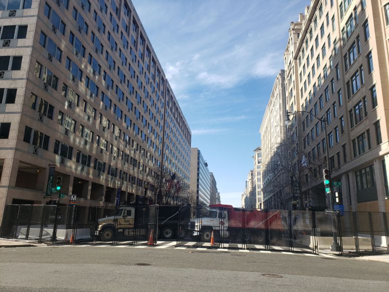 16일(현지시각) 본지 사무실이 있는 워싱턴DC 시내 '내셔널 프레스빌딩' 인근 도로. 이 도로 안으로 들어가려면 사무실 주소가 적힌 명함을 보여주고 걸어서 들어가야 한다. /워싱턴=조의준 특파원