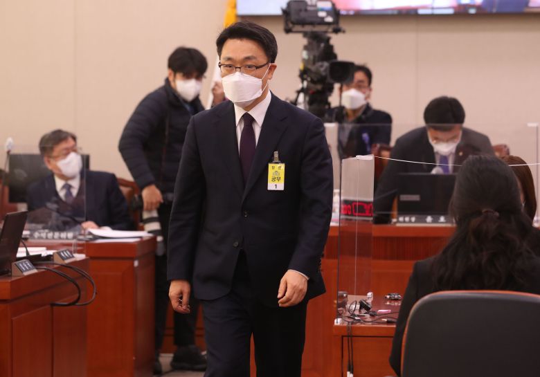 김진욱 초대 고위공직자범죄수사처(공수처) 처장 후보자가 19일 오전 서울 여의도 국회 법제사법위원회에서 열린 인사청문회에 출석해 선서문 제출 후 자리로 향하고 있다./ 뉴시스