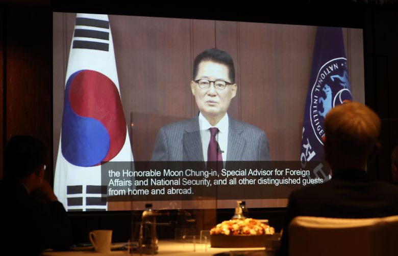 박지원 국가정보원장이 지난해 12월 17일 오전 서울 종로구 포시즌스호텔서울에서 열린 '2020 글로벌 인텔리전스 서밋'에서 영상을 통해 축사를 하는 모습.  /연합뉴스