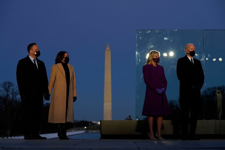 19일 워싱턴 링컨기념관에서 열린 코로나 희생자 추모식에서 간호사 로리 마리 키가 '어메이징 그레이스'를 부르는 것을 조바이든 대통령 당선인 부부, 카멀라 해리스 부통령 당선인 부부가 경청하고 있다. /AP 연합뉴스