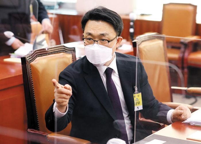 김진욱 고위공직자범죄수사처장 후보자가 19일 오전 서울 여의도 국회 법제사법위원회에서 열린 인사청문회에 출석해 관계자들과 대화하고 있다. 김 후보자는 이 자리에서 “모든 가능성을 열어 놓고 1호 수사 대상을 정하겠다”고 했다. /이덕훈 기자