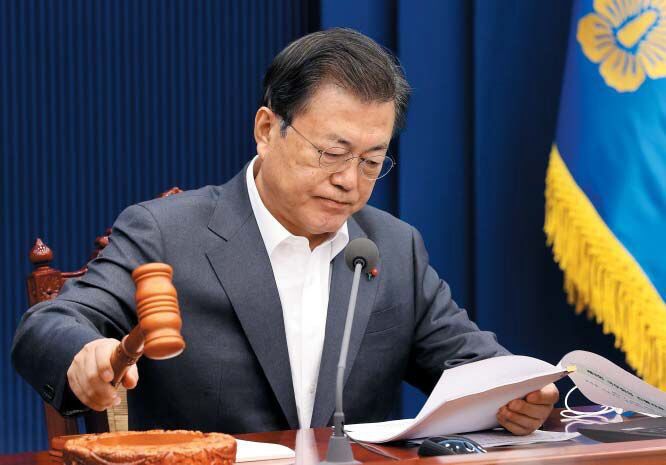 문재인 대통령이 19일 청와대 여민관에서 영상으로 열린 국무회의에 참석해 의사봉을 두드리고 있다. 이날 회의에서는 설 연휴에 한해 농수산가공품 선물 상한액을 10만원에서 20만원으로 올리는 안건 등을 의결했다. /뉴시스