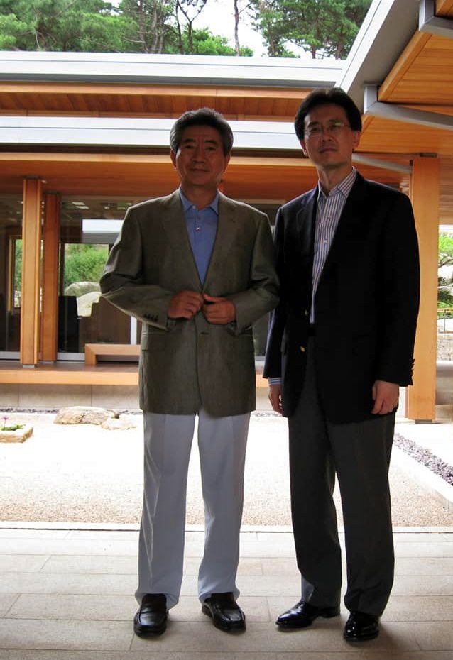 노무현 대통령과 김현종 차장. /페이스북 조선일보