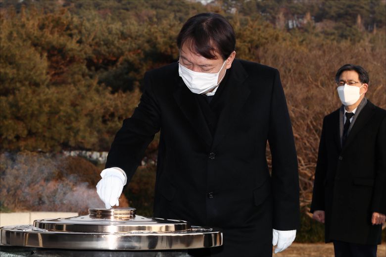 사진/ 4일 윤석열 검찰총장이 서울 동작구 국립서울현충원을 찾았다. 2021.1.4 /  장련성 기자