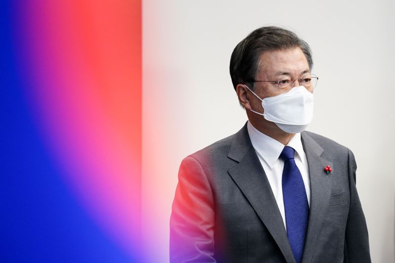 문재인 대통령이 21일 오후 청와대 여민1관에서 열린 국가안전보장회의(NSC) 전체회의 및 외교안보부처 업무보고에 참석하고 있다. /뉴시스