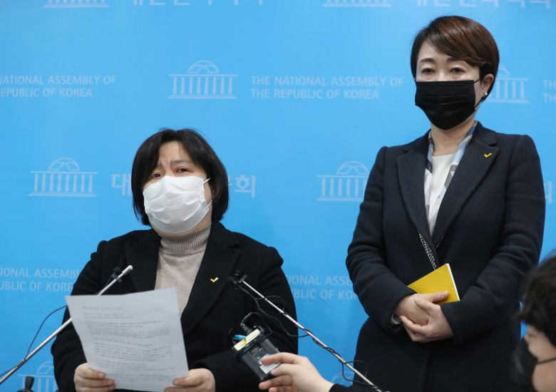 정의당 젠더인권본부장인 배복주 부대표(왼쪽)와 정호진 대변인이 25일 오전 서울 여의도 국회 소통관에서 김종철 당대표 성추행 사건 관련 대표단 회의 결정 사항을 발표하고 있다. /국회사진기자단