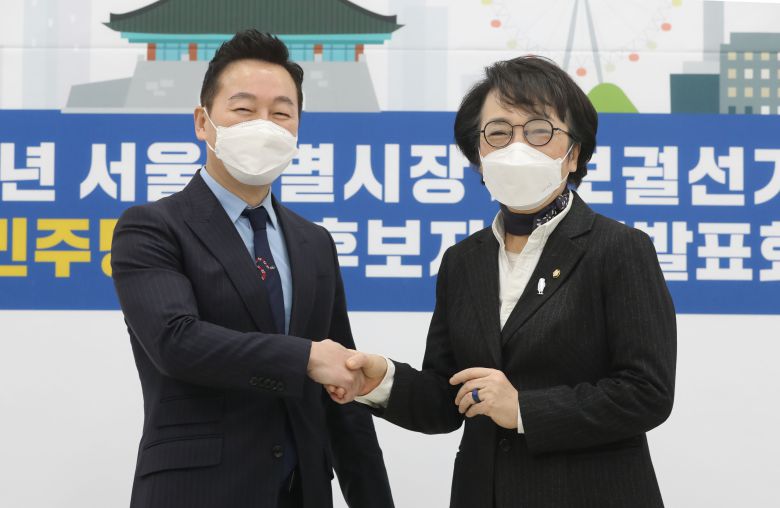 29일 국회에서 열린 열린민주당 서울시장 후보자 정견발표회에서 김진애(오른쪽) 의원과 정봉주 전 의원이 악수하고 있다.  /국회사진기자단