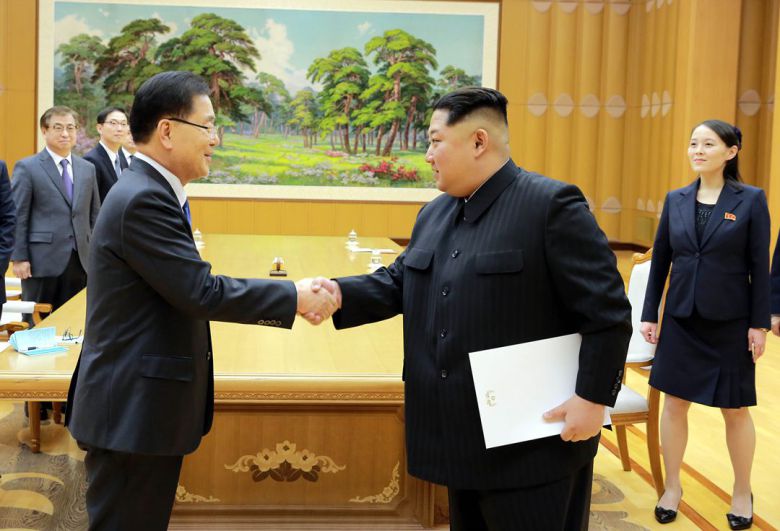 2018년 3월 5일 당시 정의용 수석대북특사(국가안보실장)이 평양에서 김정은 북한 국무위원장과 악수하는 모습. 이 대북 특사단에는 서훈 국정원장, 천해성 통일부 차관, 김상균 국정원 2차장, 윤건영 청와대 국정상황실장 등이 포함됐다.  접견과 만찬은 조선노동당 본관에 있는 진달래관에서 이뤄졌다. 남쪽 인사가 조선노동당 본관을 방문한 것은 남측 인사로서는 이 때가 처음이었다. /청와대